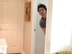 दाई मां को पलंग के नीचे फसाया और उसकी गांड और भोसडा चोद दिया